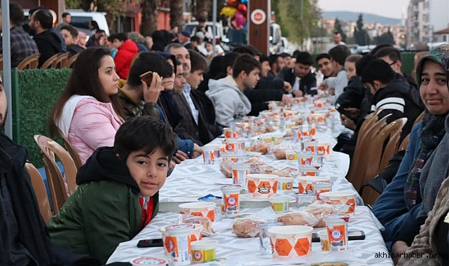 Akhisar'da depremzede aileler iftarda buluştu