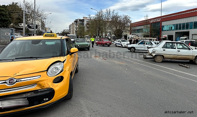 Sanayi yolunda 3 araç birbirine girdi 1 yaralı