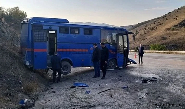 Soma'da cezaevi nakil aracı TIR ile çarpıştı: 6'sı asker 9 yaralı