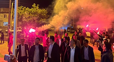 AK Parti davul, zurna, meşale ve havai fişeklerle karşılandı