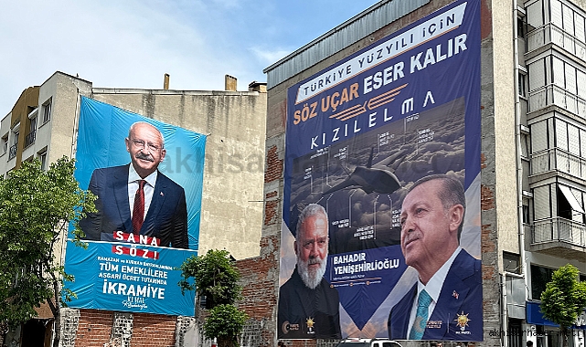 AK Parti ve CHP dev afişleri ilgi odağı oldu