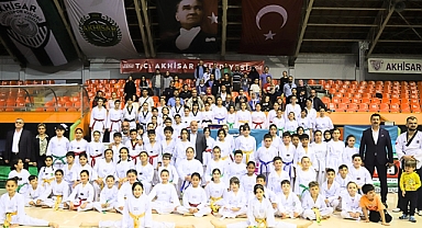 Akhisar Belediye Taekwondo 2023 yılı 2.dönem kuşak sınavı yapıldı