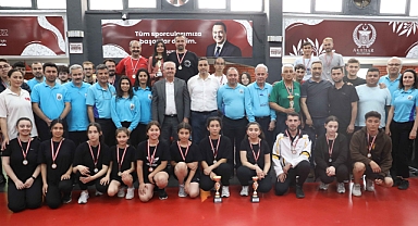 Akhisar Çağlak Festivali yarışmalarında dereceye girenler ödüllendirildi