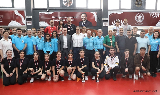 Akhisar Çağlak Festivali yarışmalarında dereceye girenler ödüllendirildi