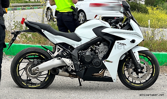 Akhisar çıkışında motosiklet ile otomobil kazası 1 yaralı