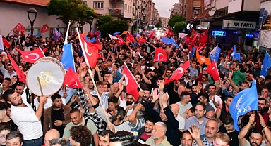 Akhisar Cumhur ittifakı zaferi kutladı