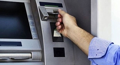 Akhisar'da ATM önünde yardım ettiği vatandaşı dolandırdı