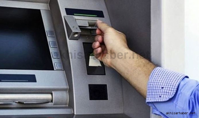 Akhisar'da ATM önünde yardım ettiği vatandaşı dolandırdı
