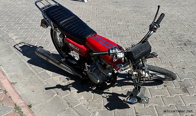 Akhisar'da gölet yolunda otomobil ile motosiklet çarpıştı 2 yaralı