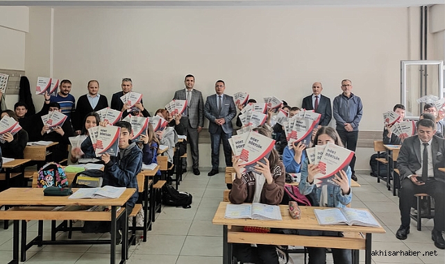 Akhisar'da öğrencilere ücretsiz yardımcı kitapları dağıtıldı