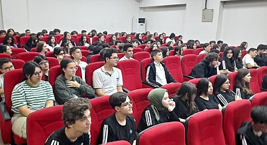 Akhisar Macide-Ramiz Taşkınlar Fen Lisesi'nde hijyen ve ergenlik eğitimi