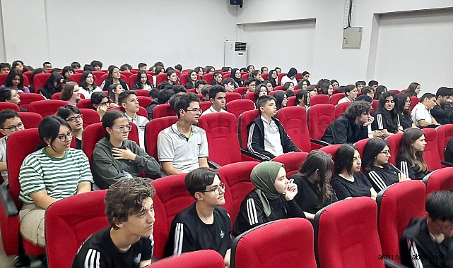 Akhisar Macide-Ramiz Taşkınlar Fen Lisesi'nde hijyen ve ergenlik eğitimi
