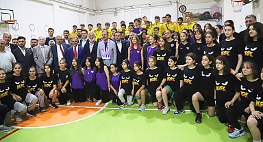 Bakan Kasapoğlu, Akhisar'da ilk olarak Akhisargücü'nü ziyaret etti