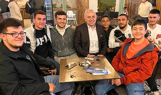 CHP Adayı Bakırlıoğlu, Akhisar'da gençleri dinledi