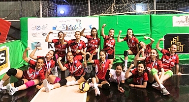 Genç kızlar voleybolda en iyi okul Akhisar Ülkü Ortaokulu oldu