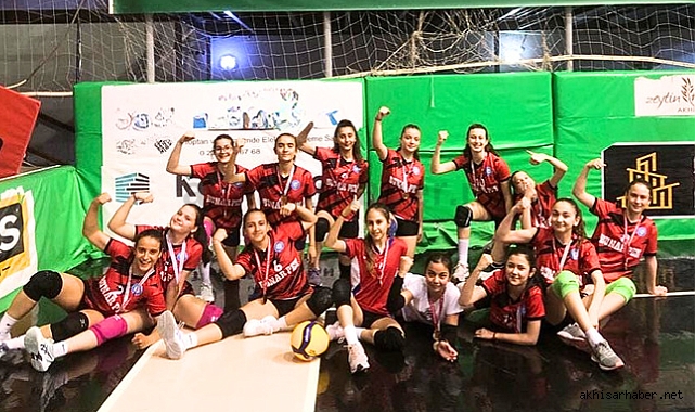 Genç kızlar voleybolda en iyi okul Akhisar Ülkü Ortaokulu oldu