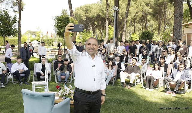 Gençler sorularıyla Ali Uçak'ı terletti