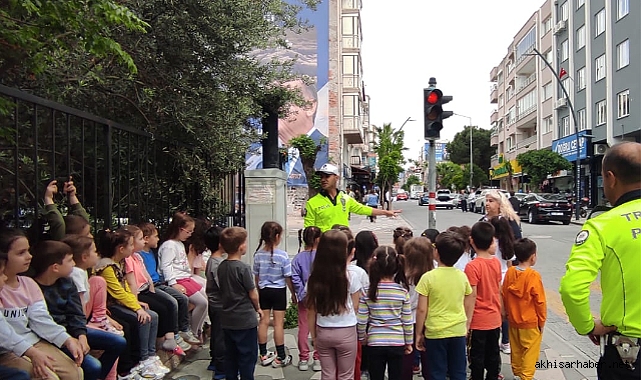 Minikler polis amcalarından trafik eğitimi aldı