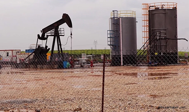 Salihli-Akhisar arasındaki petrol kuyusundan numune alınıyor