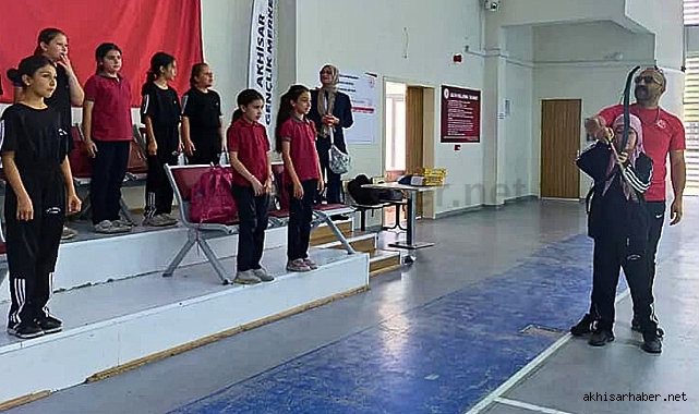 Şehit Hasan Acar Ortaokulu öğrencilerine geleneksel okçuluk eğitimi verildi