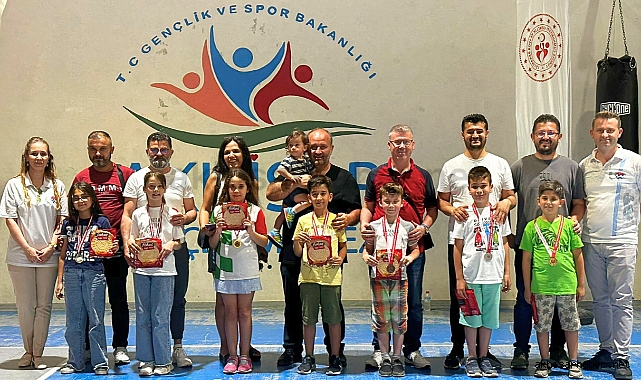 Akhisar Babalar Günü Satranç Turnuvası yapıldı