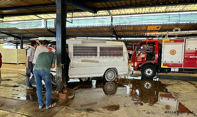 Akhisar'da iki araçtaki yangın büyümeden söndürüldü