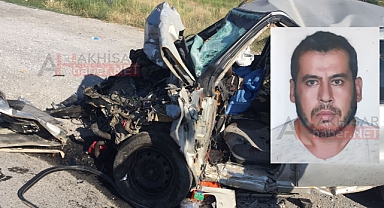 Akhisar'da otomobil ile tır kafa kafaya çarpıştı 1 kişi hayatını kaybetti