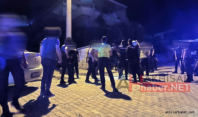 Akhisar'da silahlı çatışmada 1'i polis 2 kişi yaralandı