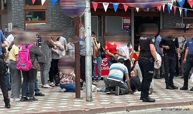 Akhisar'da sokak ortasında iki kadın vuruldu