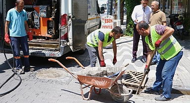 Akhisar'da Yağmursuyu Izgaraları Temizleniyor