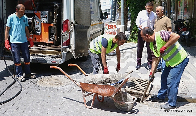 Akhisar'da Yağmursuyu Izgaraları Temizleniyor