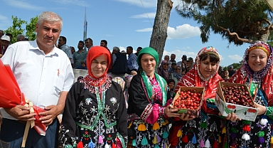 Börezliler kiraz şenliği yaptı