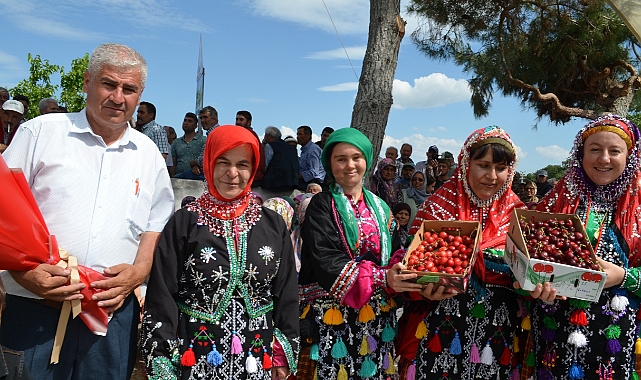 Börezliler kiraz şenliği yaptı