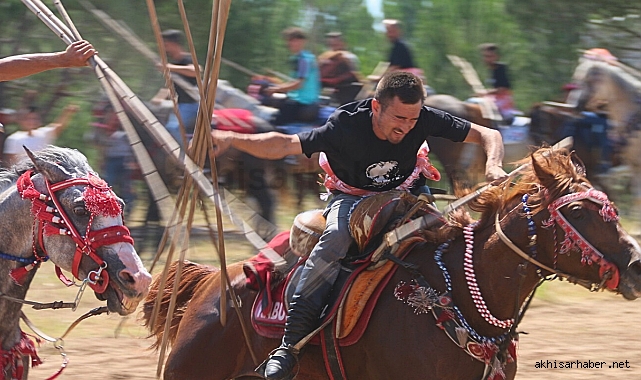 Cirit ve Değnek Atışları Renkli Görüntülere Sahne Oldu