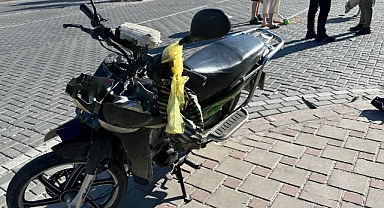 Devlet hastanesi önünde otomobil ile motosiklet çarpıştı
