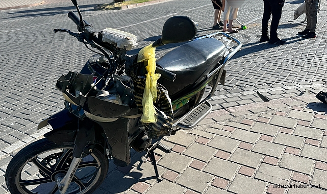 Devlet hastanesi önünde otomobil ile motosiklet çarpıştı