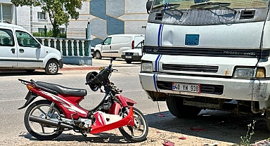 Kadın motosiklet sürücüsü park halindeki kamyona çarptı