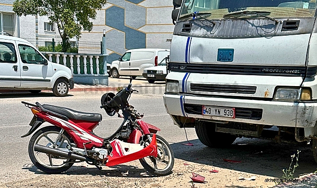 Kadın motosiklet sürücüsü park halindeki kamyona çarptı