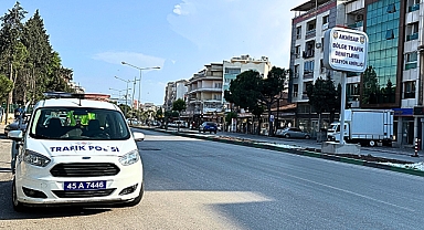 Ters yönden giden elektrikli bisiklet, polise çarptı
