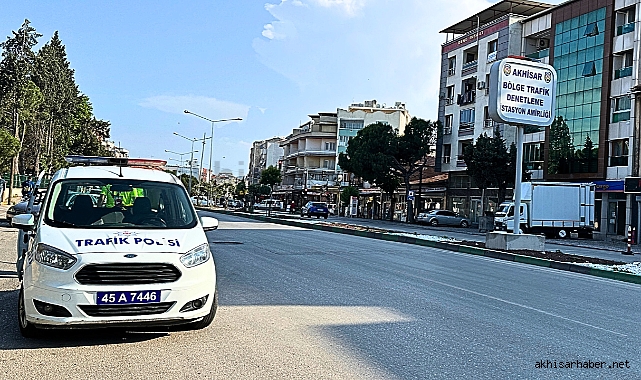 Ters yönden giden elektrikli bisiklet, polise çarptı