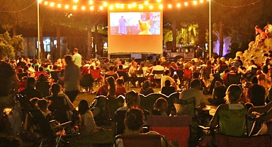 Akhisar Belediyesi açık hava sinema gecesinde Çizmeli Kedi filmi sahnelendi