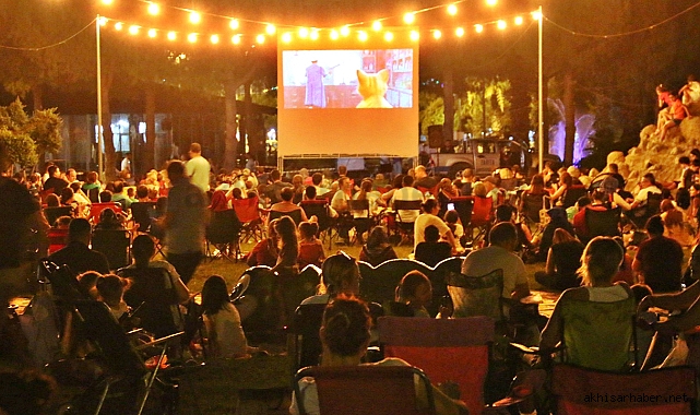 Akhisar Belediyesi açık hava sinema gecesinde Çizmeli Kedi filmi sahnelendi