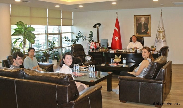 Akhisar Belediyesi'nin desteklediği gençler hayallerine kavuştu