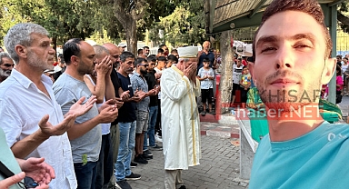 Akhisar’da çocuk parkında öldürülen genç son yolculuğuna uğurlandı