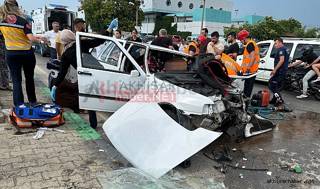 Akhisar’da feci kaza 1’i hamile 4 kişi yaralandı