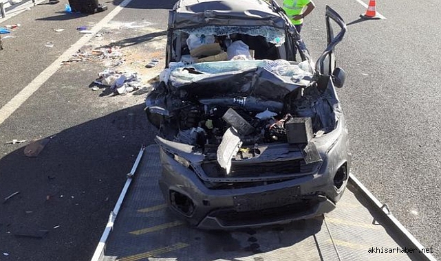 Akhisar’da otoban üzerinde feci kaza! TIR’ın altına girdi