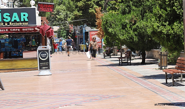 Akhisar'ın en gözde caddesi canlanıyor