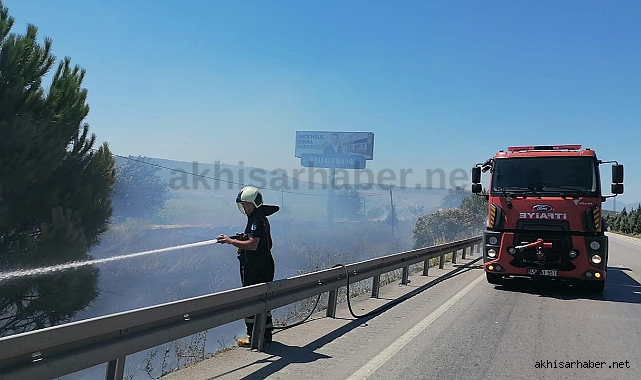 Akhisar-Saruhanlı arasında ot yangını korkulu anlar yaşattı