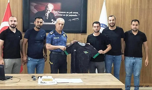 Akhisarspor taraflarından emniyet müdürüne ziyaret