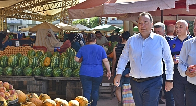 Başkan Besim Dutlulu, Cuma pazarı esnafını ziyaret etti